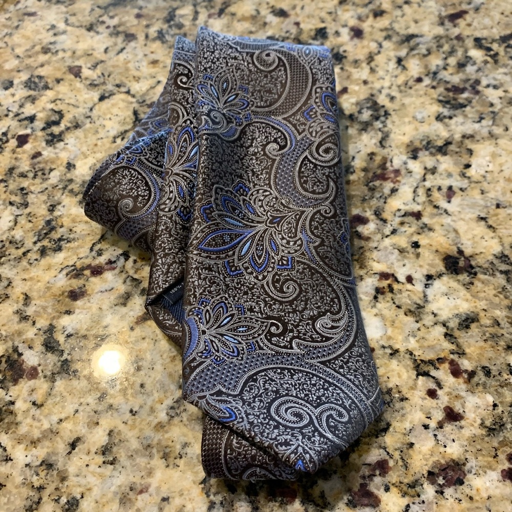 Men’s Brown Pattered Tie by Hart Schaffner and Marx. 100% silk